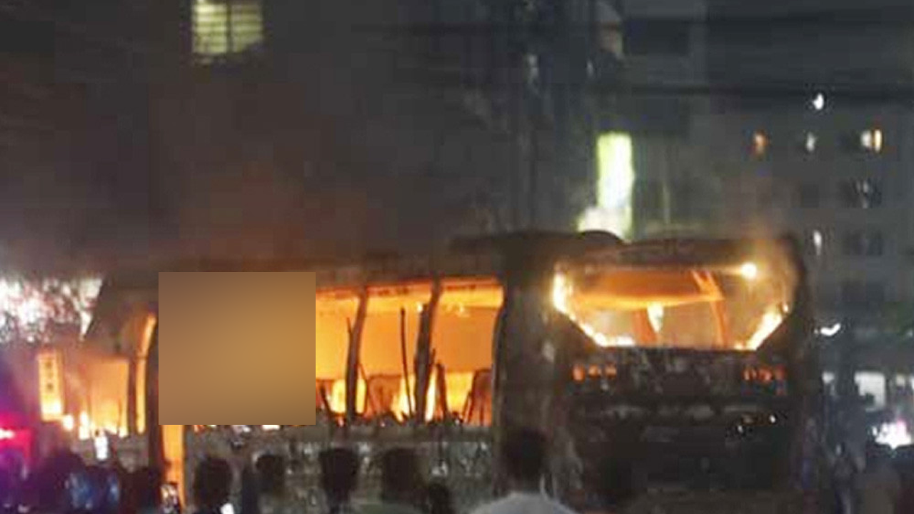 রাজধানীতে বাসে আগুন