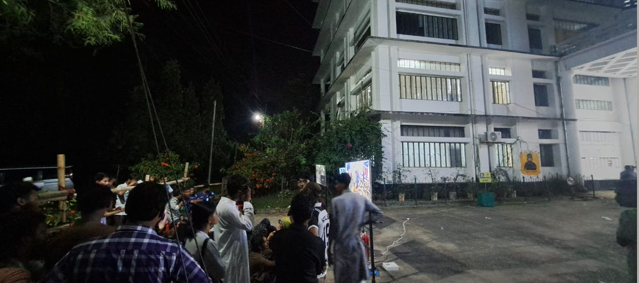 চলছে ভোট গণনা, পাহারায় নারী শিক্ষার্থীরা