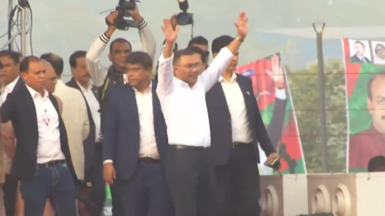 ৩ ঘন্টা ৪০ মিনিটের যাত্রা শেষে সংবর্ধনা স্থলে পৌঁছেন তারেক রহমান