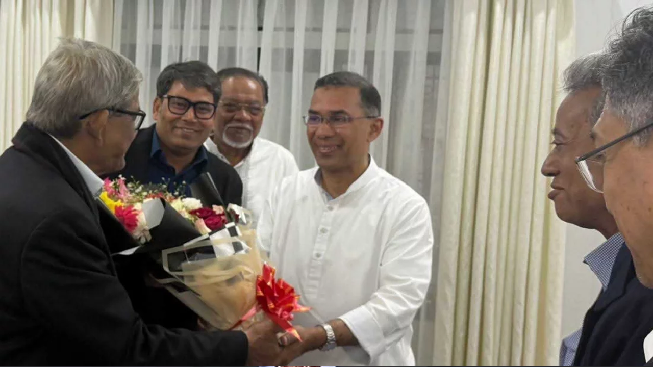 তারেক রহমানকে মির্জা ফখরুলের ফুলেল শুভেচ্ছা