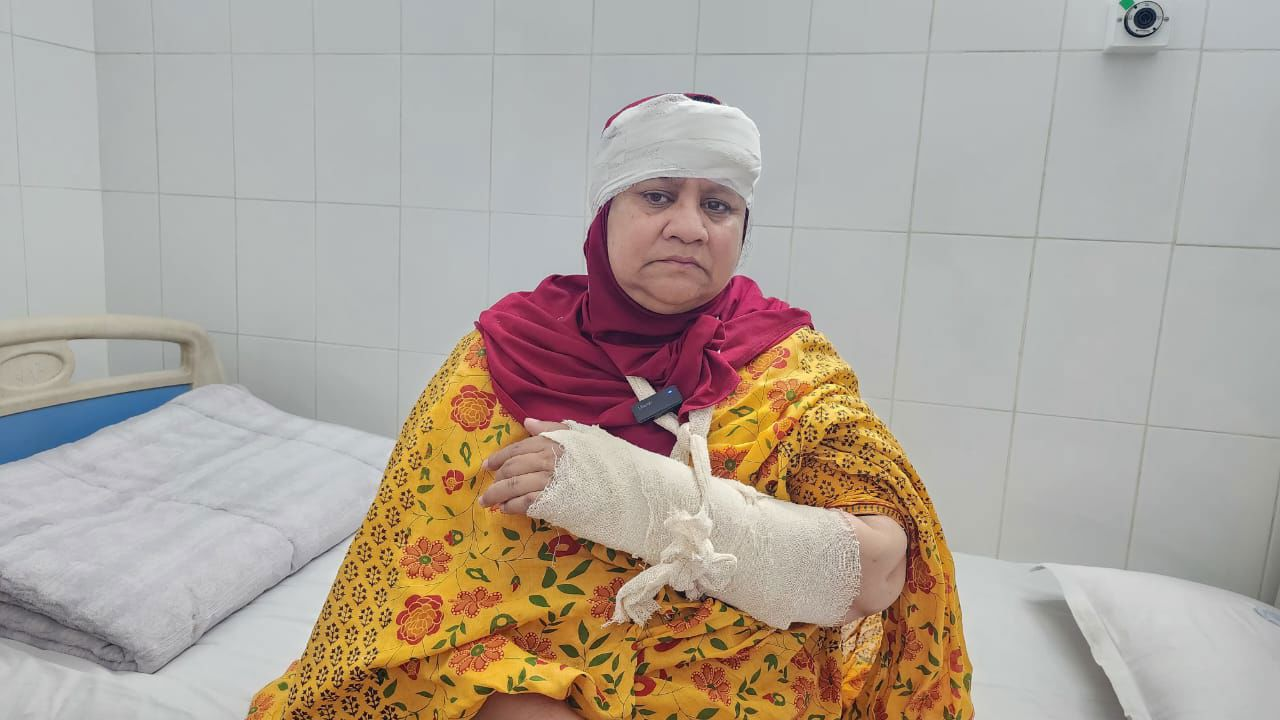 লিফলেট বিতরণকালে মহিলা দল সভাপতির উপর মটরসাইকেল উঠিয়ে দিল আ. লীগ নেতা