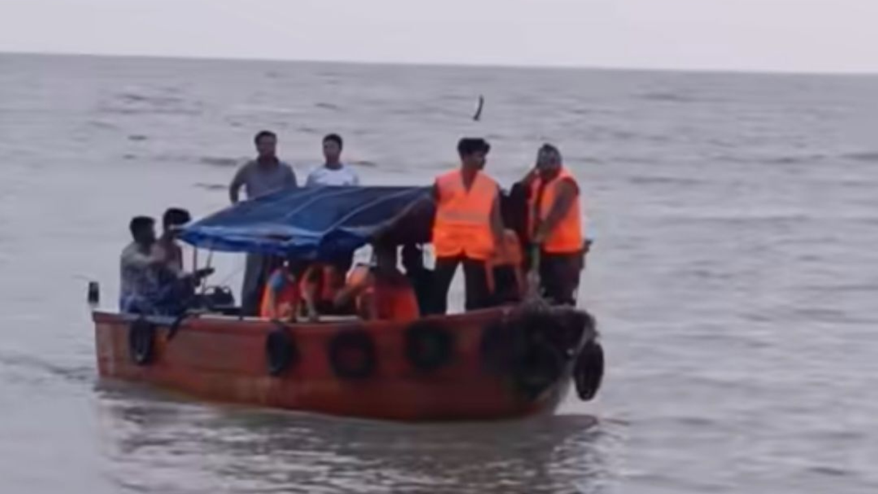 প্রবল স্রোতে ভেসে গেল ৫ পর্যটক, নিখোঁজ ১