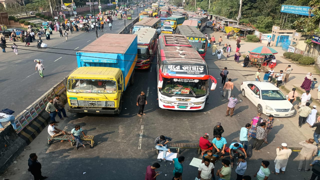 বিসিএসের লিখিত পরীক্ষার পেছানোর দাবিতে ঢাকা-আরিচা মহাসড়ক অবরোধ