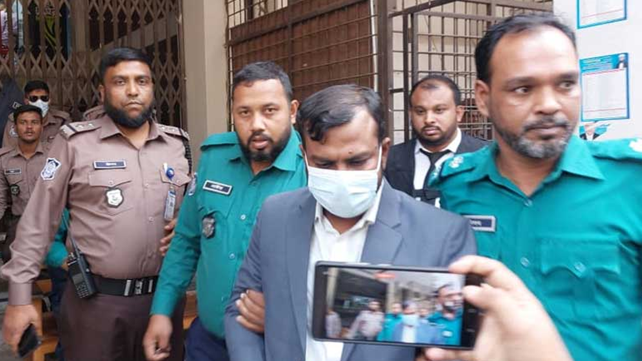 মুক্তিযোদ্ধা চাচাকে বাবা বানিয়ে চাকরি, জ্যেষ্ঠ সহকারী সচিব কারাগারে