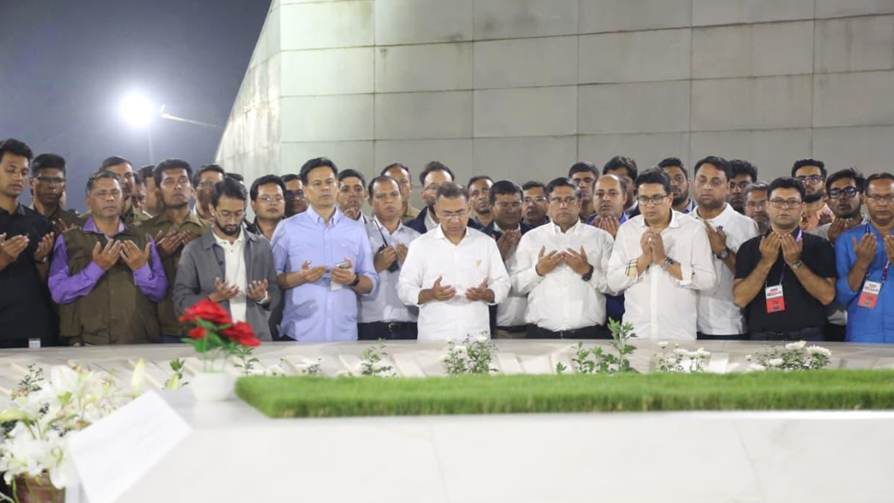 নির্বাচনি প্রচার শেষে বাবা–মায়ের কবর জিয়ারত করলেন তারেক রহমান