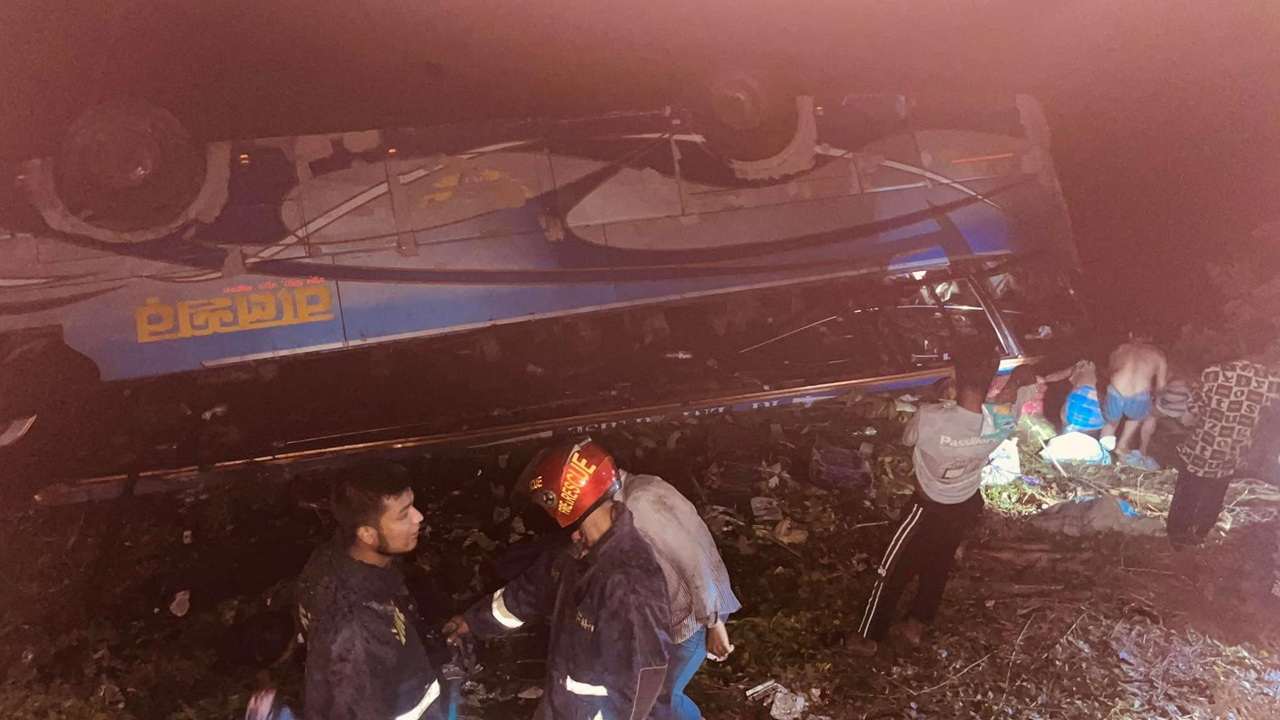 ঢাকা চট্টগ্রাম মহাসড়কের কুমিল্লায় বাস উল্টে নিহত ১, আহত ৬