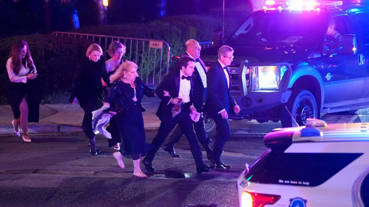 সাংবাদিকদের সঙ্গে নৈশভোজের সময় গুলি, সরিয়ে নেওয়া হলো ট্রাম্পকে