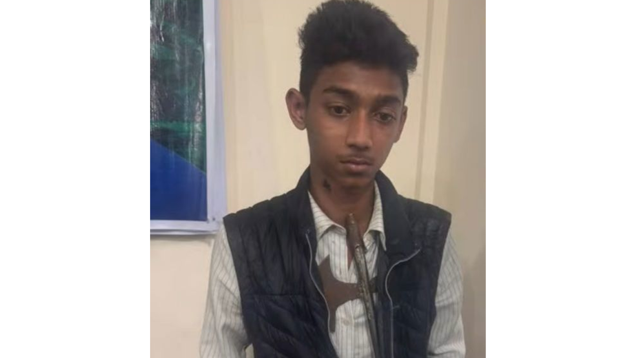 হবিগঞ্জে বিএনপির কার্যালয়ের সামনে চাইনিজ কুড়ালসহ কিশোর আটক