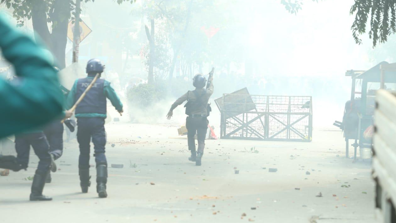 পুলিশের সঙ্গে মোবাইল ব্যবসায়ীদের ব্যাপক সংঘর্ষ