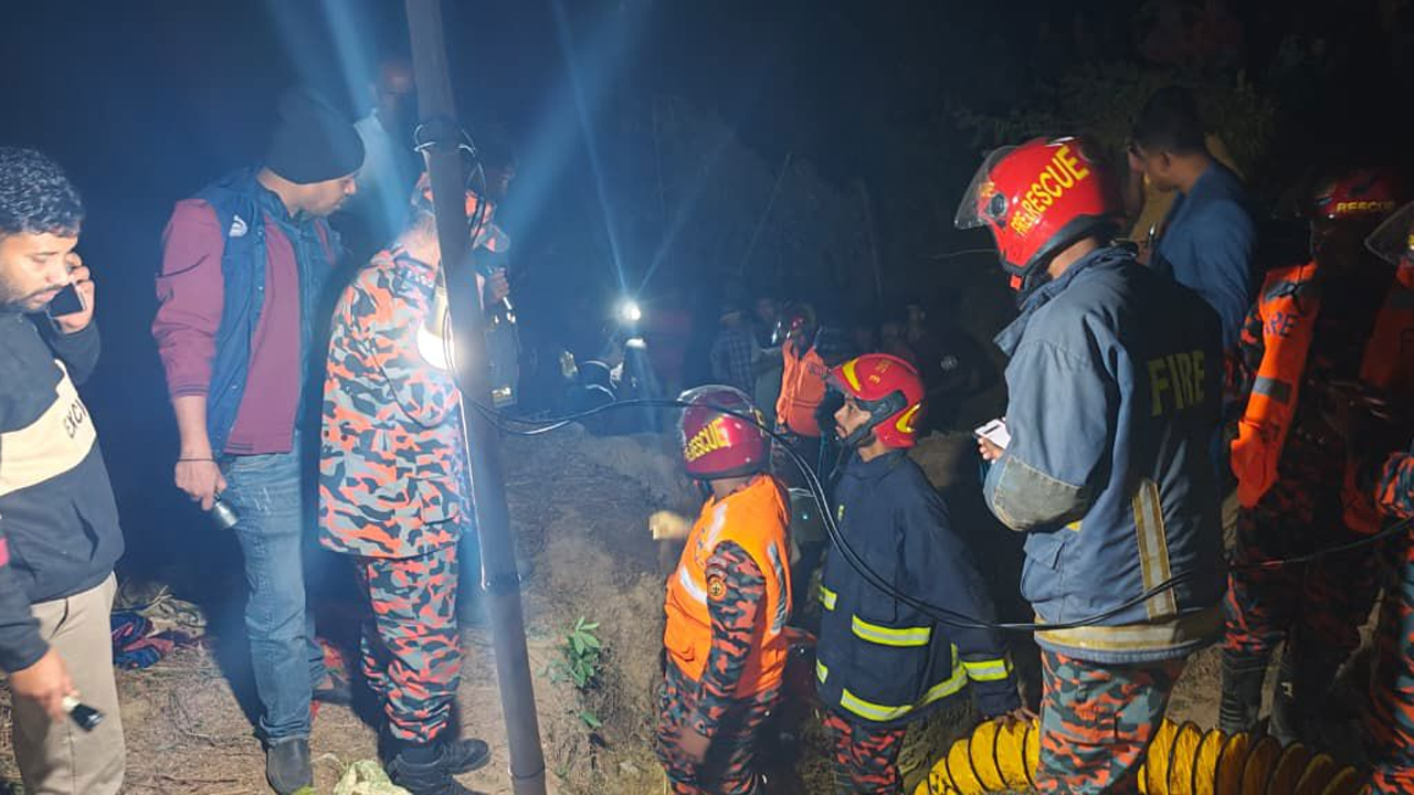 এবার গভীর নলকূপের গর্তে পড়ে গেল চার বছরের শিশু