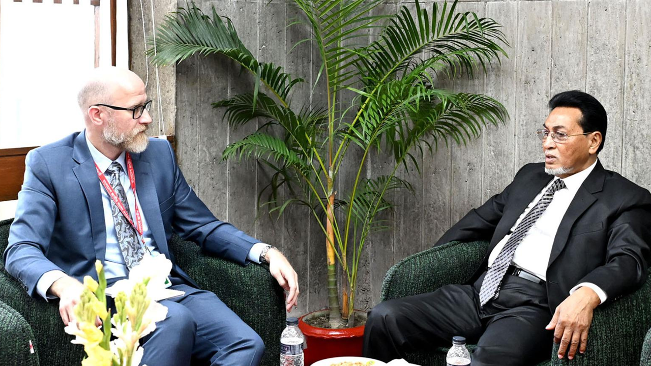 চিফ হুইপের সঙ্গে স্টুয়ার্ট জেমসের সৌজন্য সাক্ষাৎ