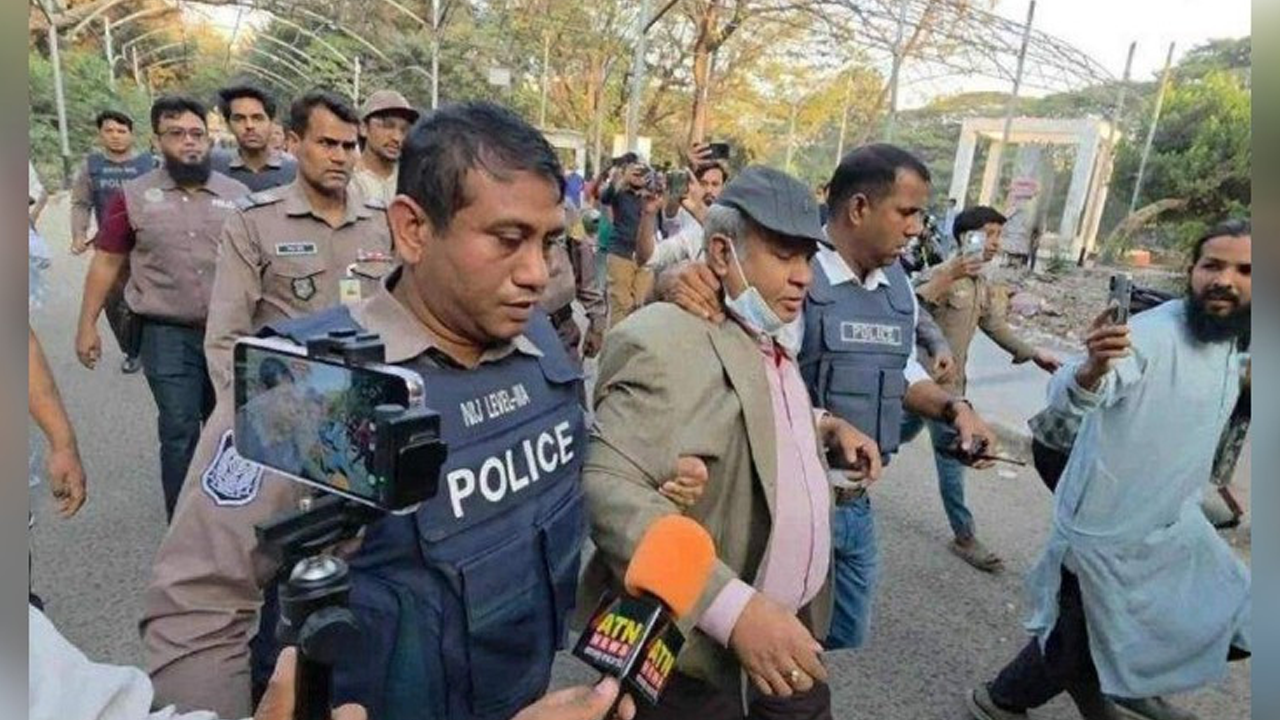 ধানমন্ডি ৩২ নম্বরে শ্রদ্ধা জানাতে আসা ঢাবি শিক্ষকসহ আটক ৫