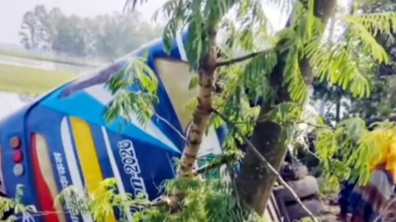 পলাশবাড়ীতে যাত্রীবাহী বাস খাদে পড়ে এক নারী নিহত