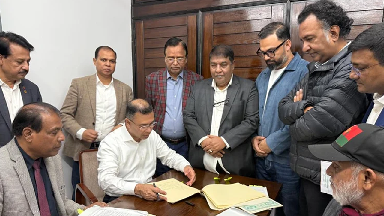 ‘ধানের শীষ’ এর প্রার্থী হিসেবে মনোনয়নপত্রে স্বাক্ষর করেছেন তারেক রহমান