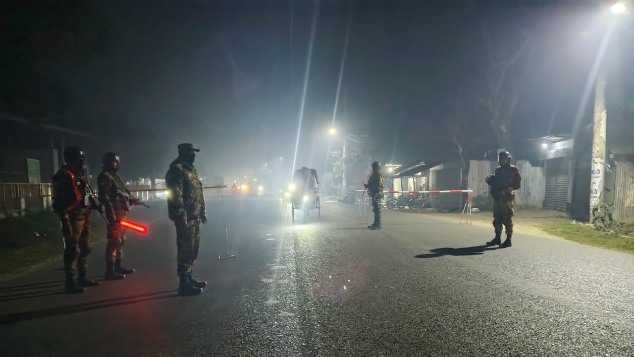 টুঙ্গিপাড়ায় যানবাহনে যৌথবাহিনীর তল্লাশী