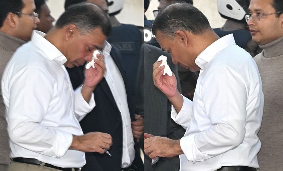 বাবার কবরের পাশে কাঁদলেন তারেক রহমান