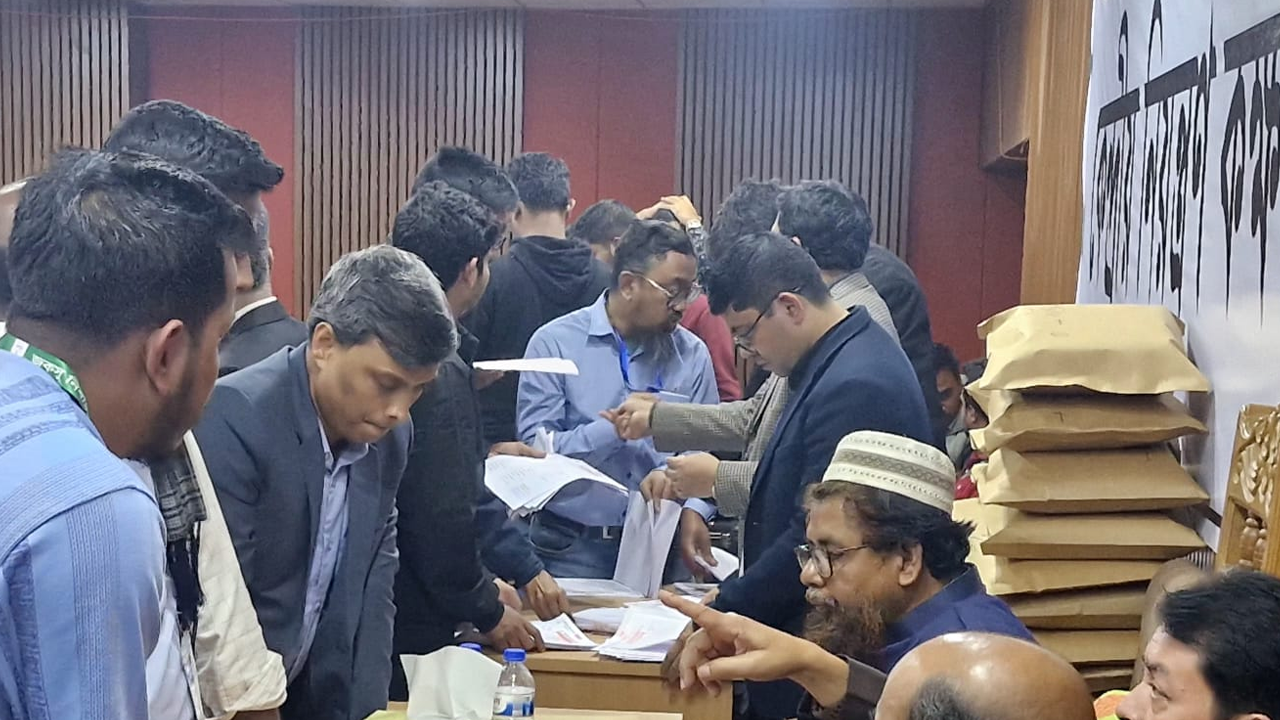 ২৬ কেন্দ্রের ফল: ৩৫১ ভোটে এগিয়ে শিবিরের ভিপি প্রার্থী