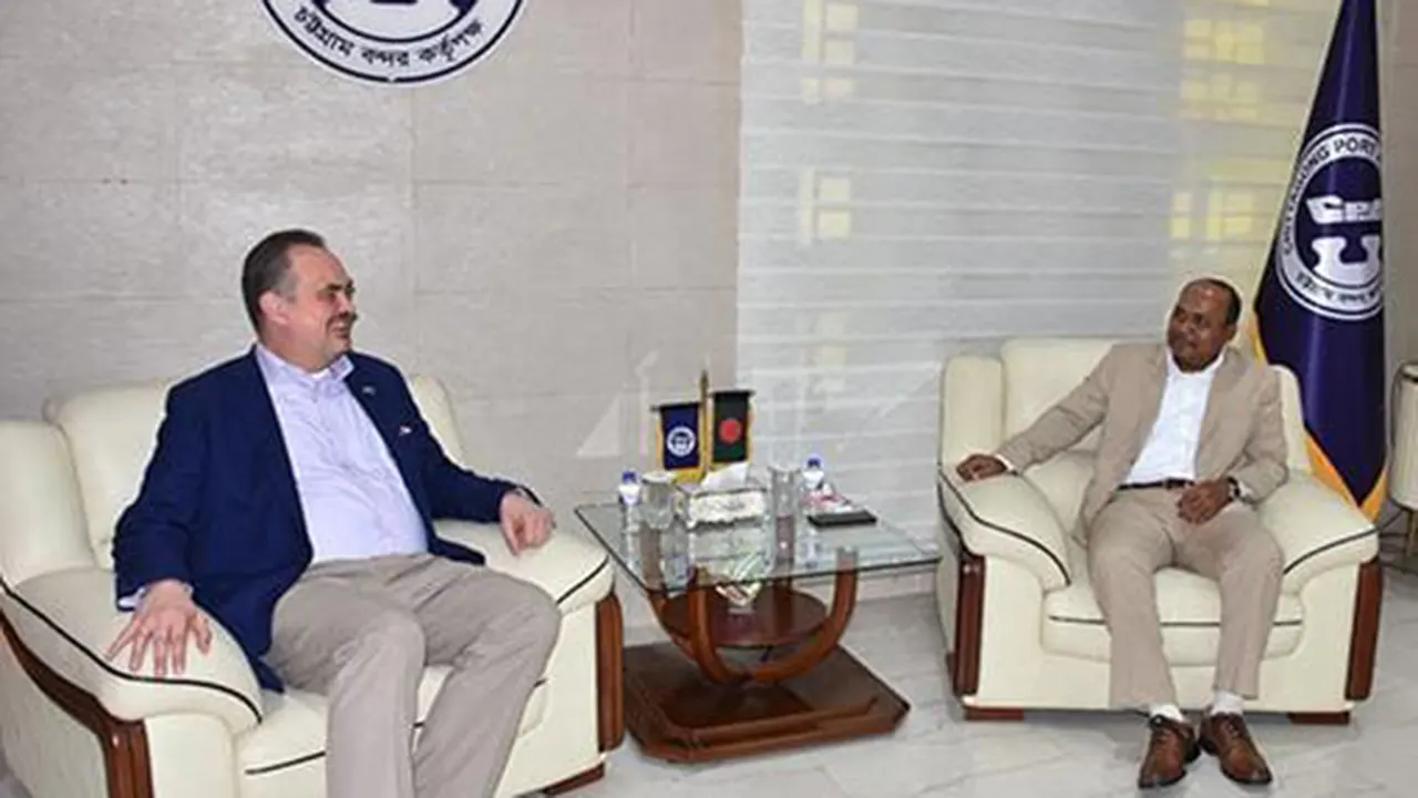 চট্টগ্রাম বন্দর পরিদর্শনে মার্কিন রাষ্ট্রদূত