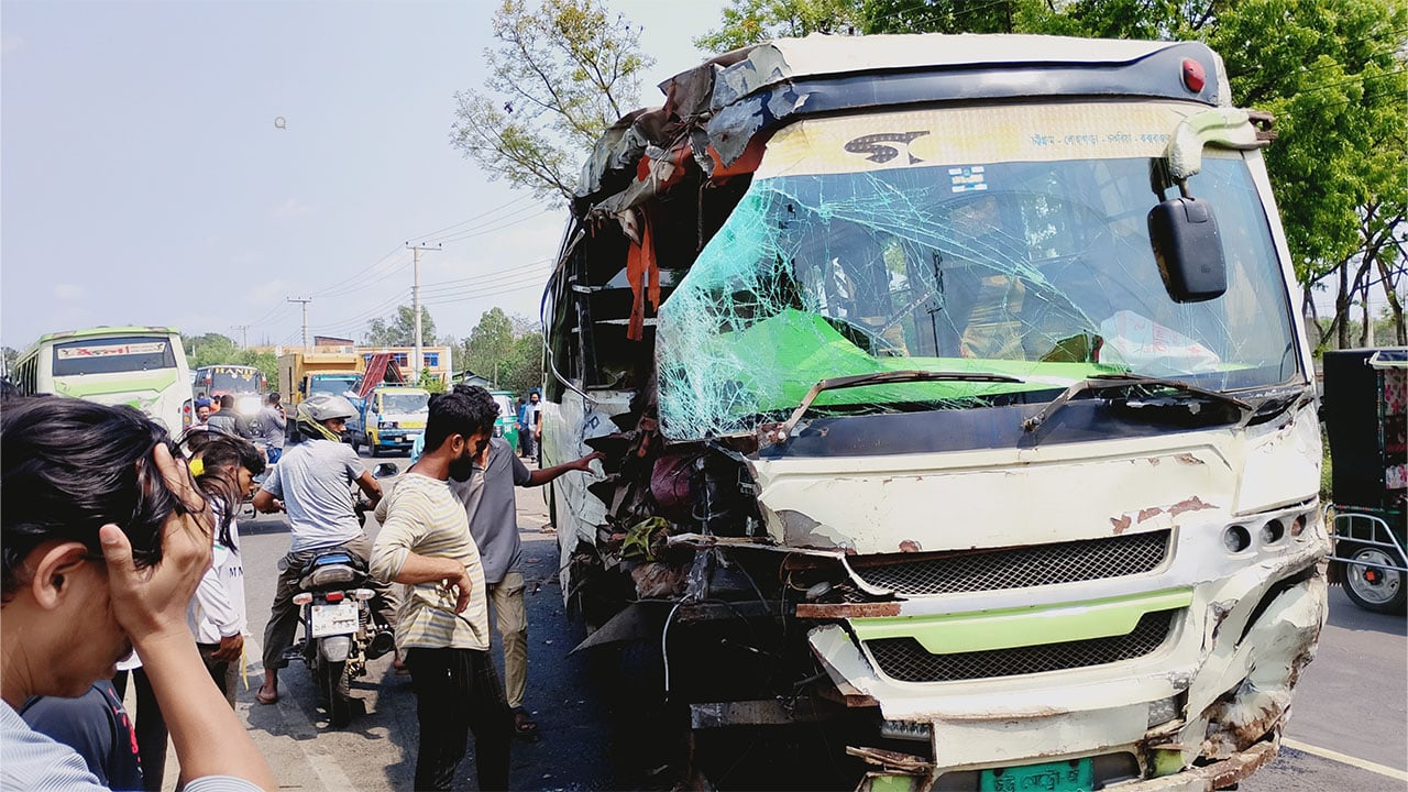 পটিয়ায় বাসের ত্রিমুখী সংঘর্ষে নিহত ১, আহত ১৫