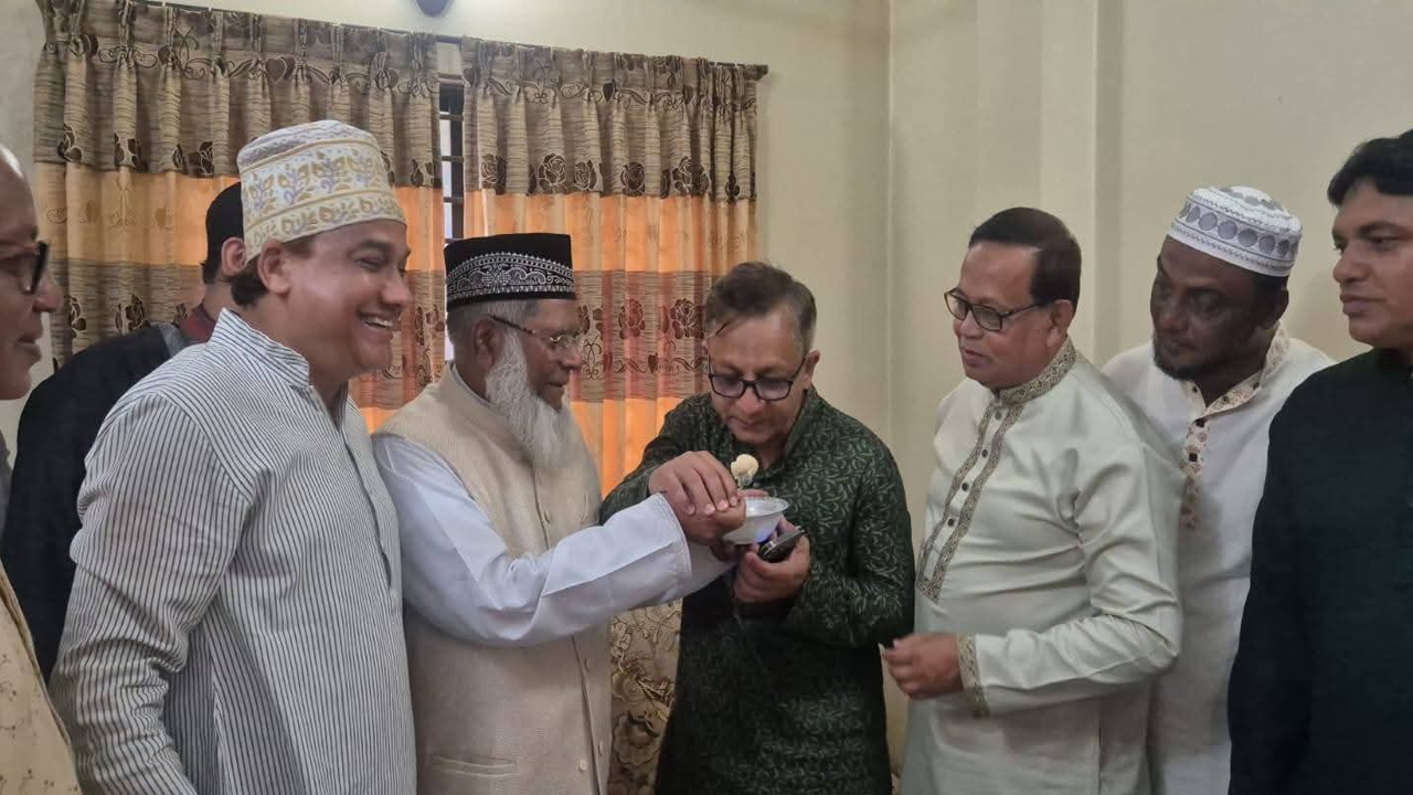 সিলেটে জামায়াত প্রার্থীর বাসায় মিষ্টি নিয়ে জয়ী বিএনপির প্রার্থী মুক্তাদির