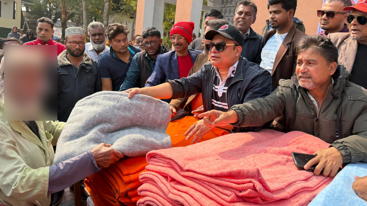 পাইকগাছায় বাসস চেয়ারম্যানের উদ্যোগে দুস্থদের মাঝে তিন সহস্রাধিক কম্বল বিতরণ