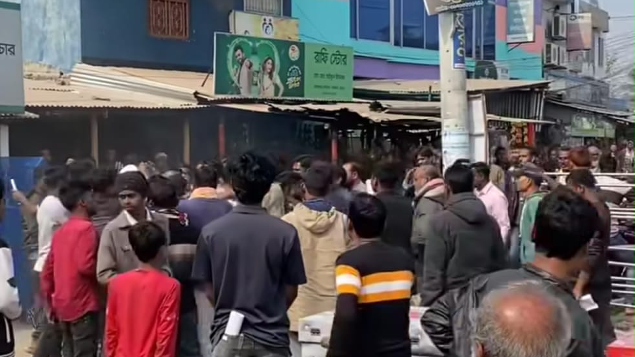 বড়াইগ্রামে পাল্টাপাল্টি অফিস স্থাপন নিয়ে বিএনপির দুই গ্রুপের সংঘর্ষ