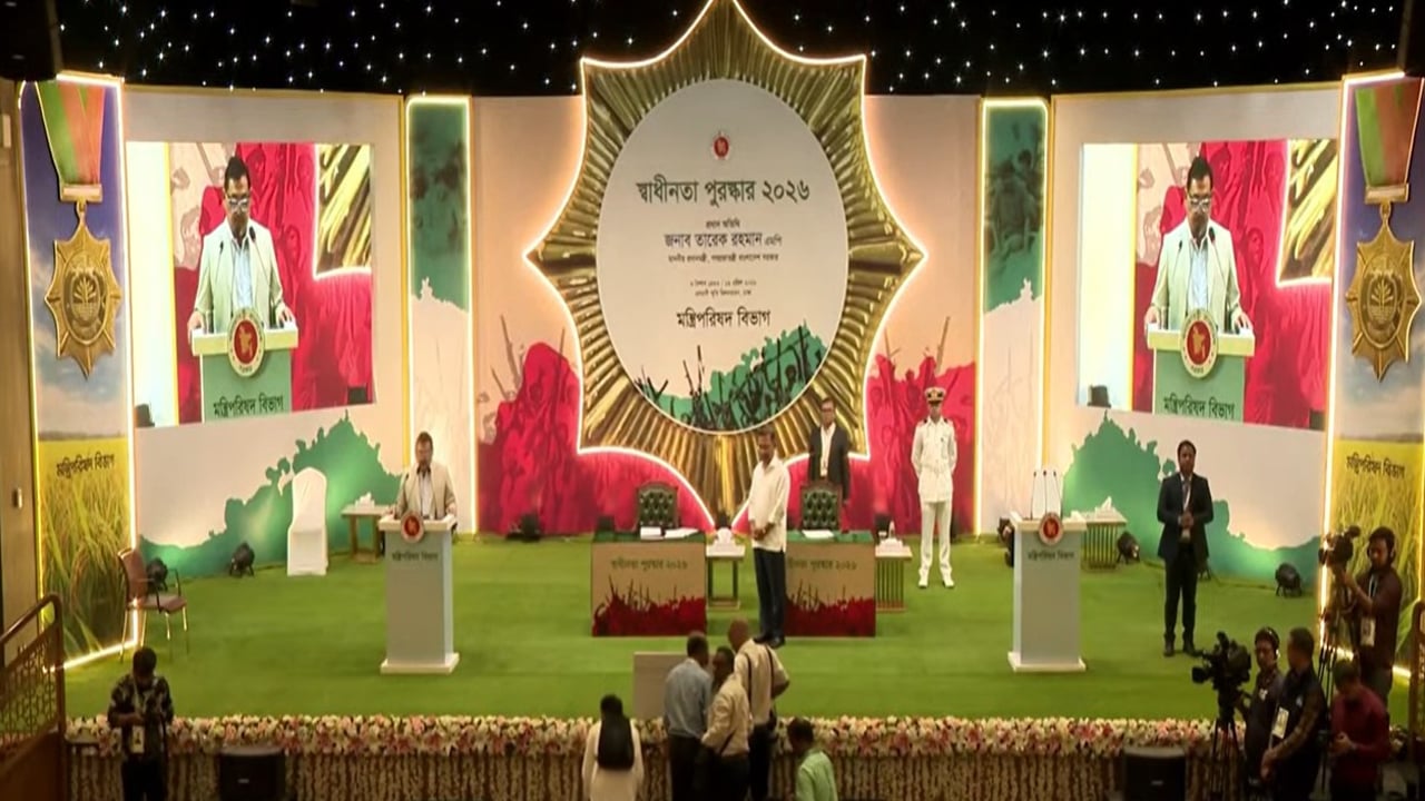 স্বাধীনতা পুরস্কার প্রাপ্তদের হাতে পদক তুলে দিলেন প্রধানমন্ত্রী