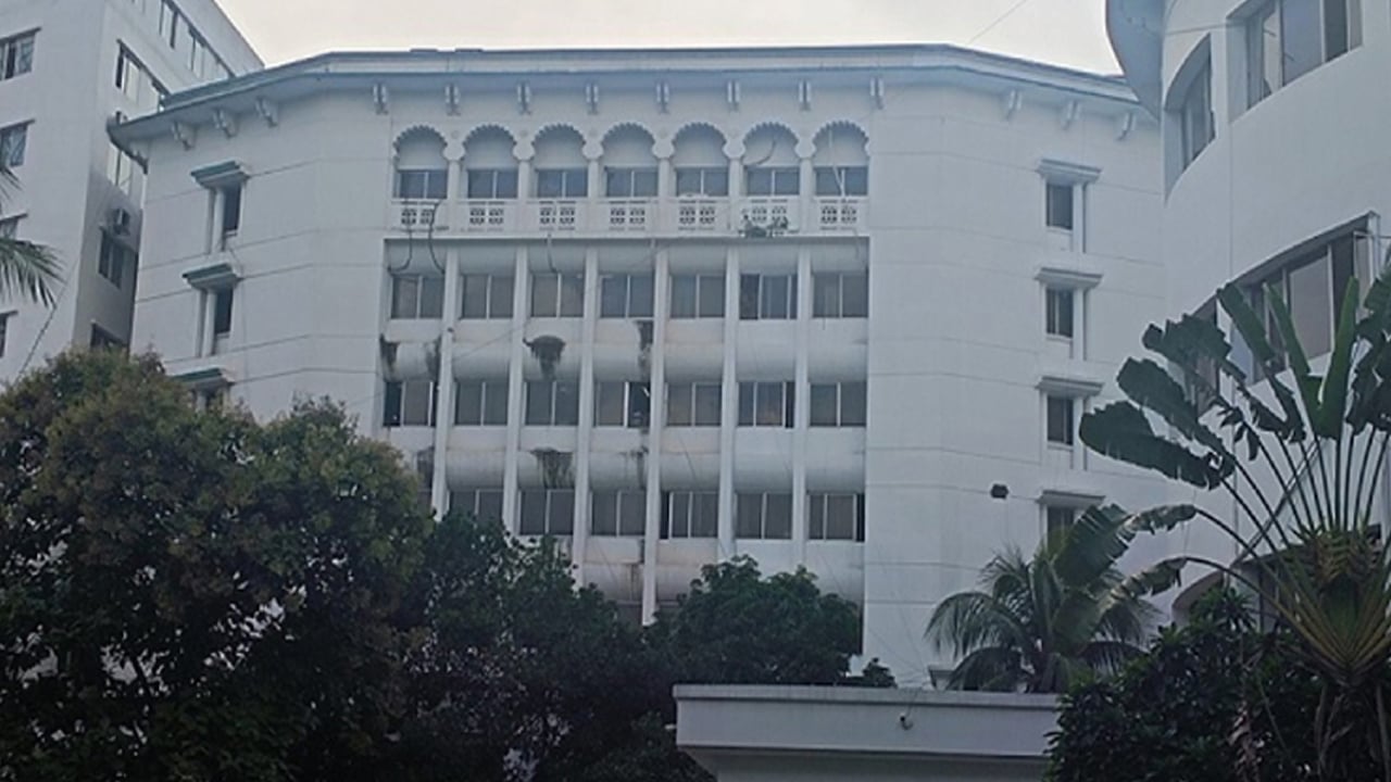 রাষ্ট্রের ক্ষতি করার অভিযোগে অফিস সহায়ককে পুলিশে দিলেন অ্যাটর্নি জেনারেল