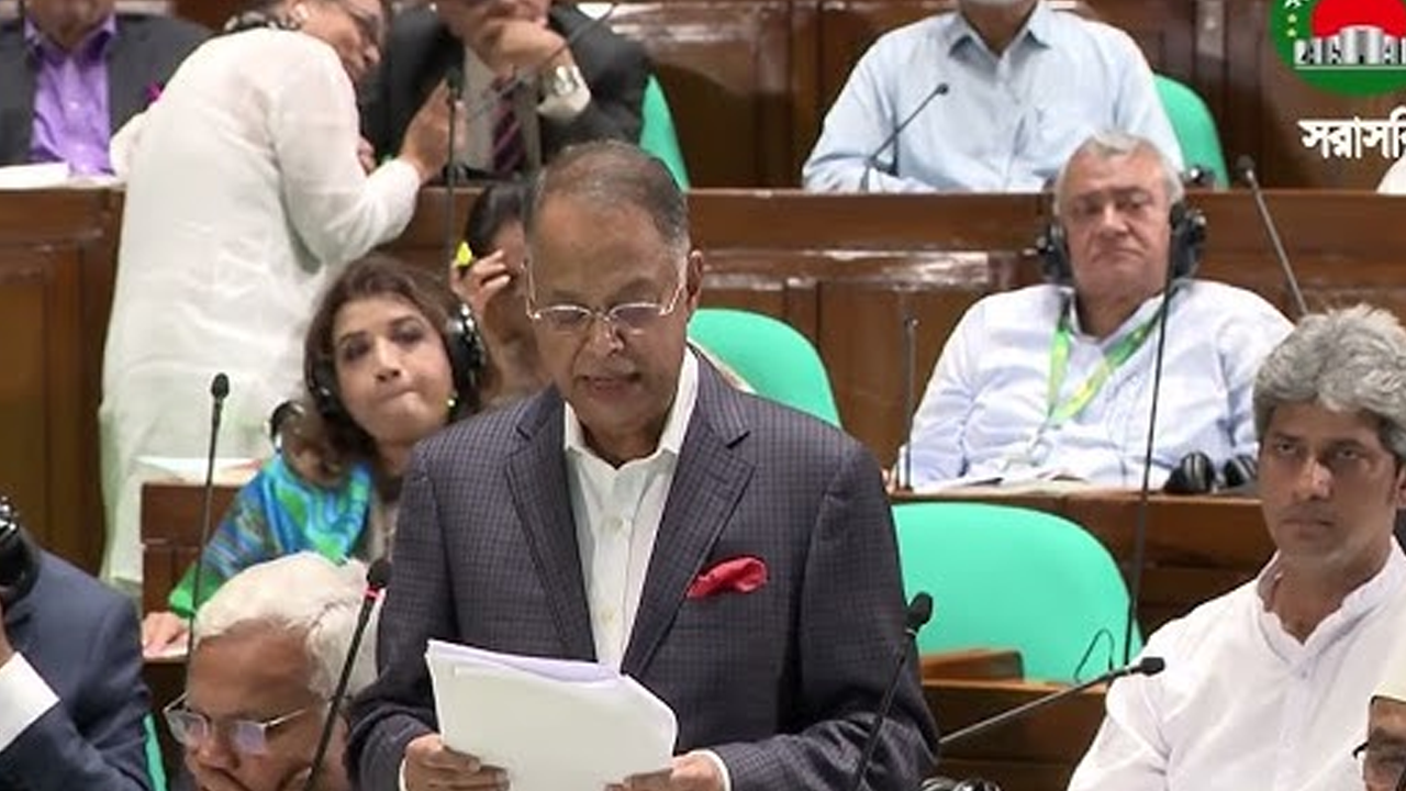 কুচক্রীমহল সীমান্ত দিয়ে জ্বালানি তেল পাচার করছে