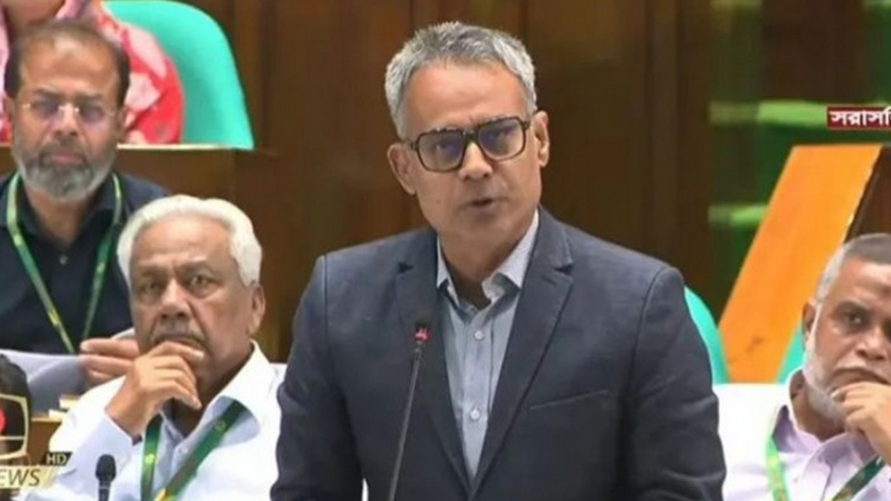 চট্টগ্রাম বন্দর বিদেশি অপারেটরের হাতে দেওয়ার বিষয়ে সংসদে যা জানালেন নৌমন্ত্রী