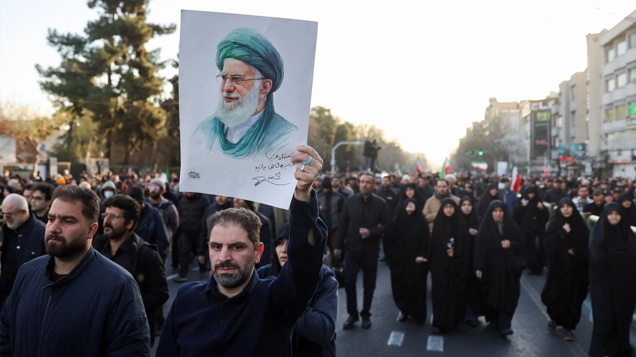 ‘বড় শয়তান’ যাকে অগ্রহণযোগ্য বলেছে, তিনিই হচ্ছেন ইরানের সর্বোচ্চ নেতা