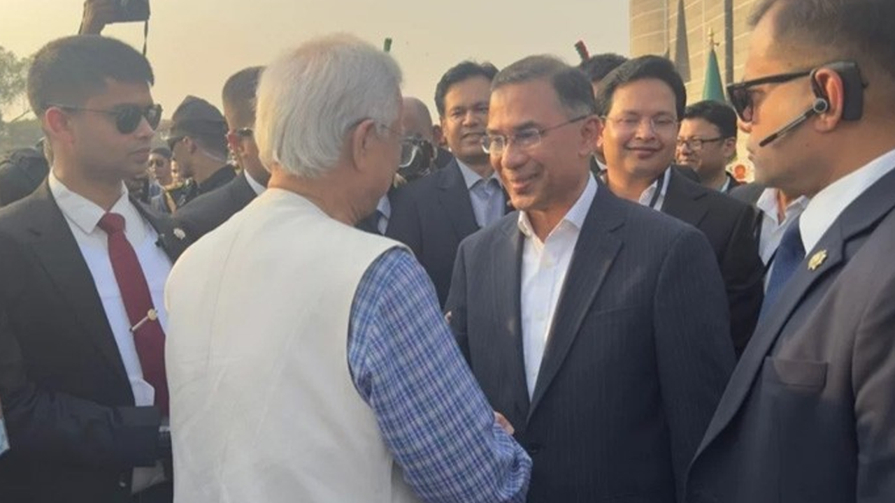 প্রধানমন্ত্রীর সঙ্গে ড. ইউনূসের শুভেচ্ছা বিনিময়