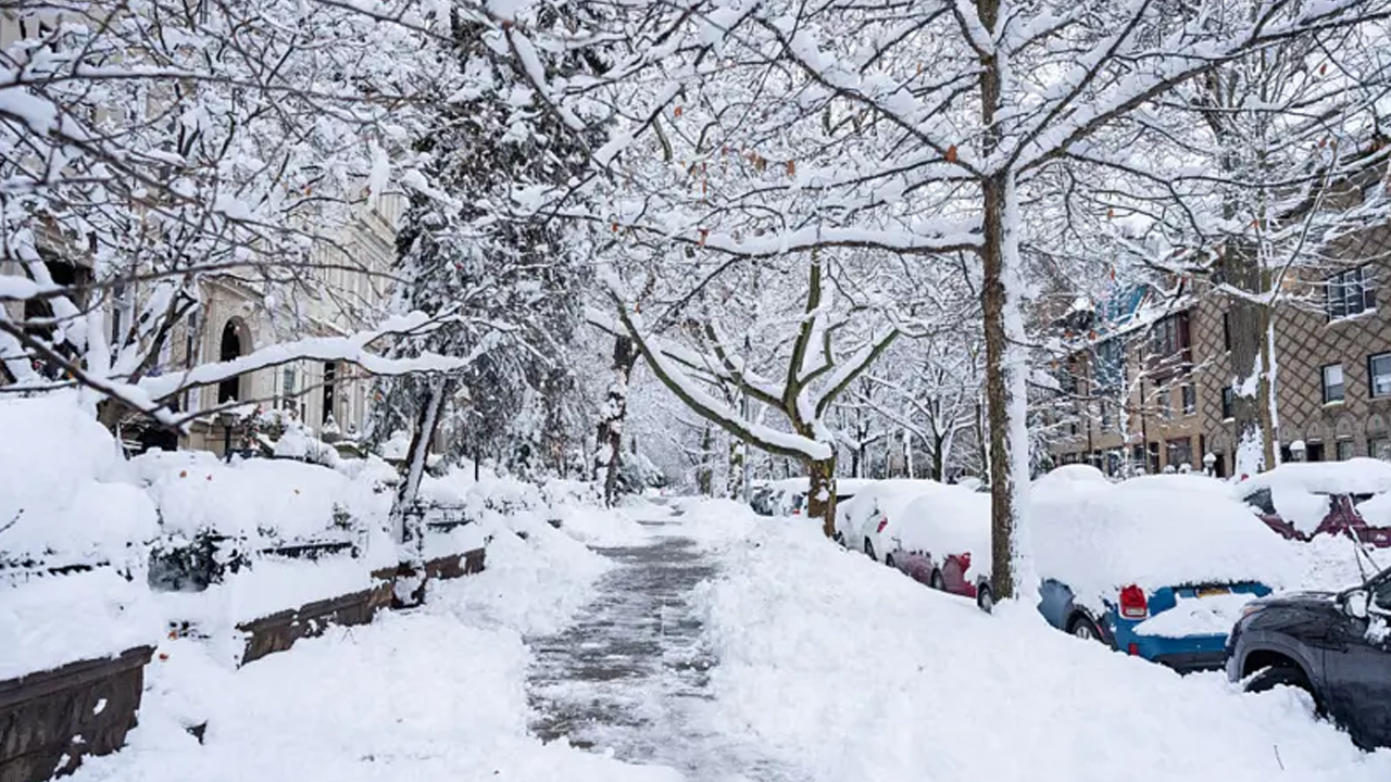 যুক্তরাষ্ট্রে রেকর্ড তুষারপাত, পাঁচ হাজারের বেশি ফ্লাইট বাতিল