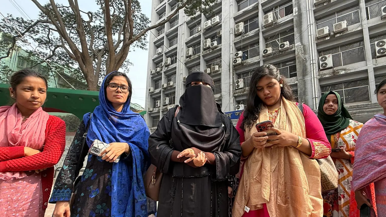 জামায়াত আমিরের নারীদের নিয়ে ‘আপত্তিকর’ মন্তব্যের প্রতিবাদে জবিতে প্রতিবাদ সমাবেশ