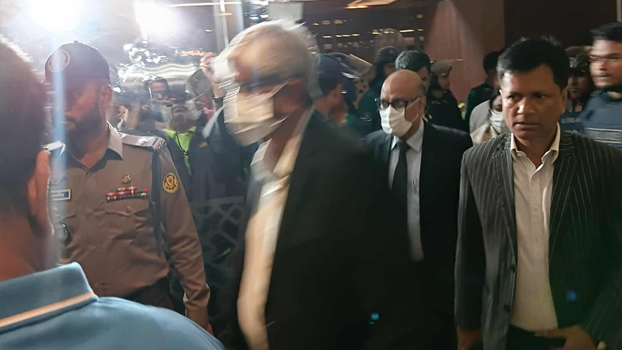 অবরুদ্ধের ৬ ঘণ্টা পর পুলিশি নিরাপত্তায় সচিবালয় ছাড়লেন অর্থ উপদেষ্টা