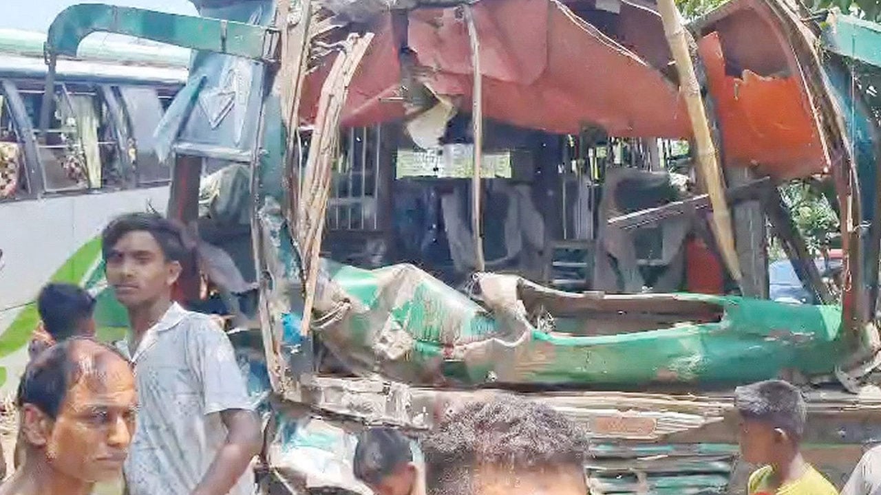কুষ্টিয়ায় দুই বাসের মুখোমুখি সংঘর্ষে নিহত ১
