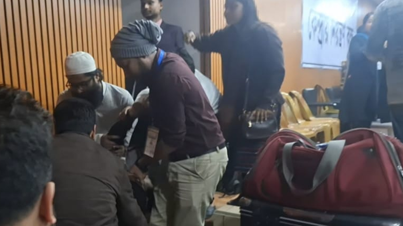 জকসুর ব্যালট বাক্স খুলতে গিয়ে আঘাত, জ্ঞান হারালেন পোলিং এজেন্ট