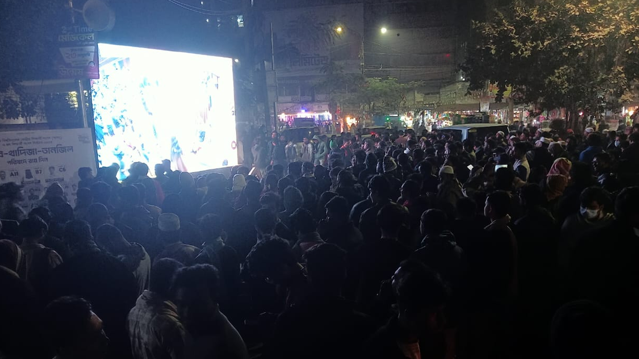 এলইডি স্ক্রিনে জকসুর ফলাফল দেখতে শিক্ষার্থীদের ভীড়