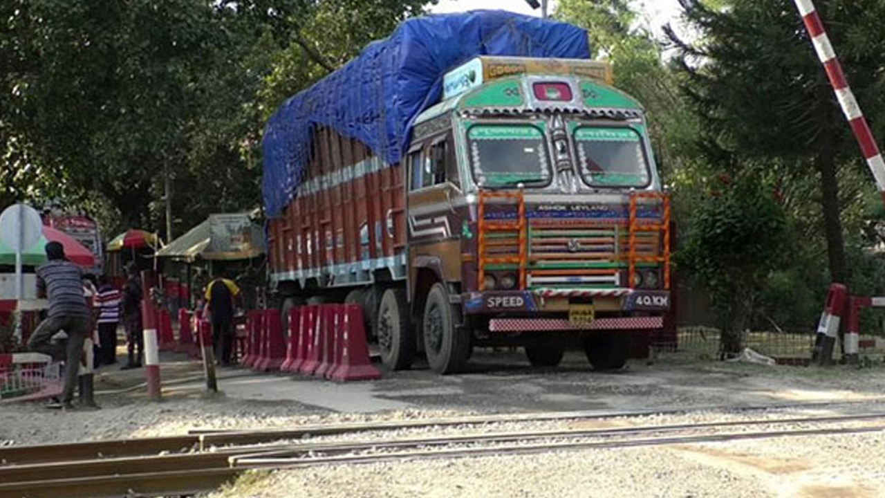 ভারত থেকে আসা পণ্যবাহী ট্রাকের চলাচলে করা হবে নজরদারি