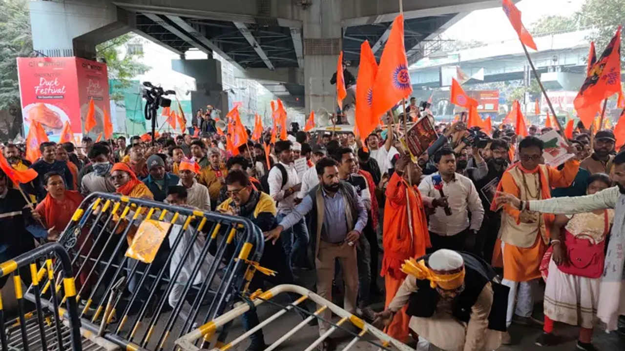 কলকাতায় বাংলাদেশের ডেপুটি হাইকমিশনের সামনে হিন্দুত্ববাদীদের বিক্ষোভ, পুলিশের লাঠিচার্জ