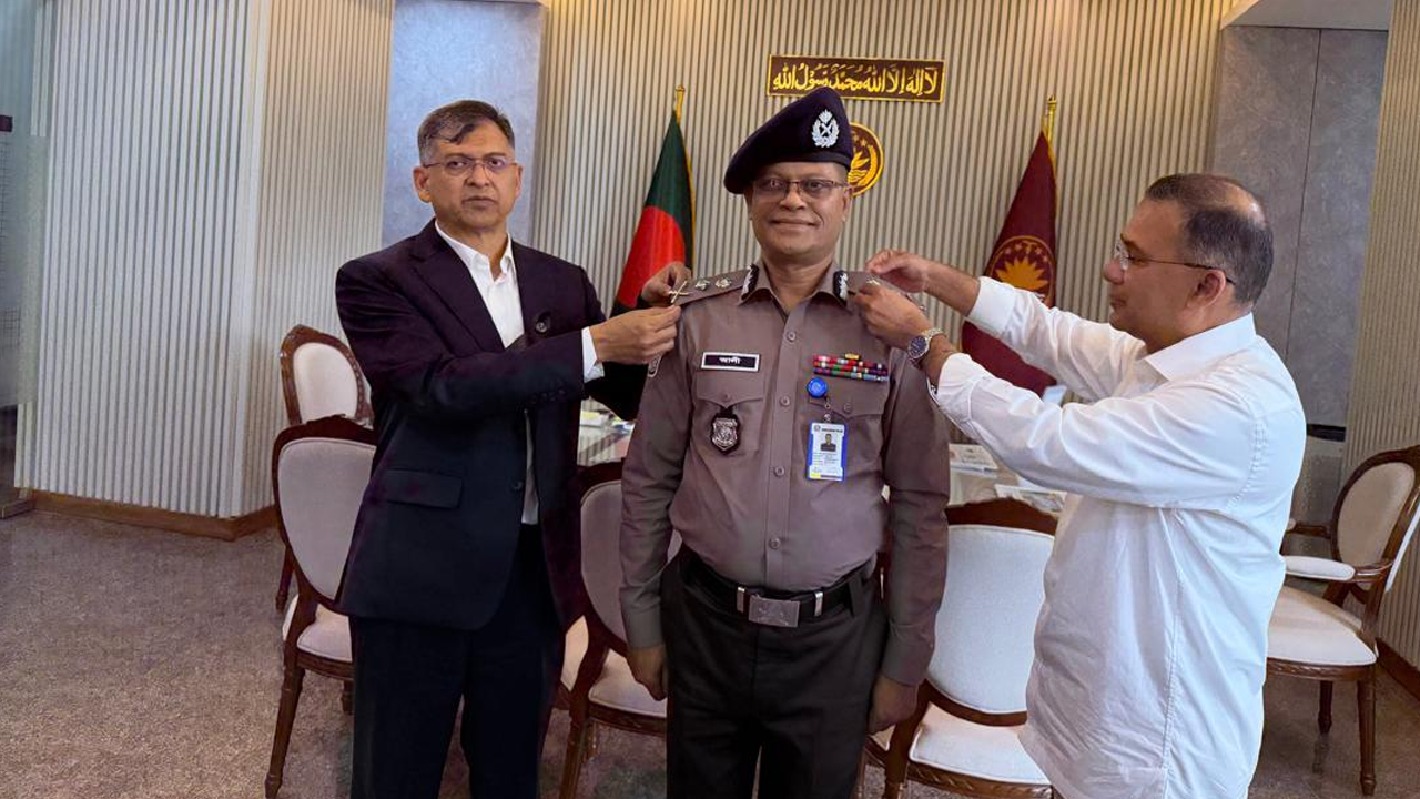 নতুন আইজিপিকে র‍্যাংক ব্যাজ পরিয়ে দিলেন প্রধানমন্ত্রী