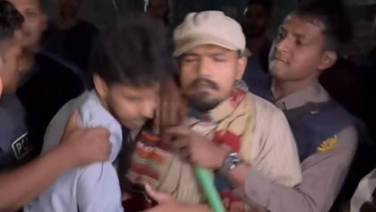 ‘ছোটভাই আর্গুমেন্ট বেশি করতেছো’ বলে ছাত্রনেতাকে পুলিশের মারধর