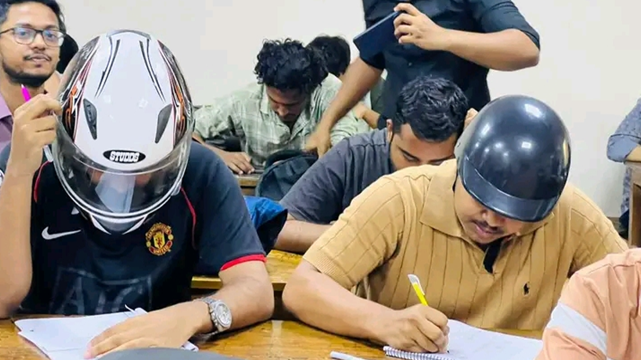 হেলমেট পরে ক্লাসে জবির দুই শিক্ষার্থী, নেপথ্যে কী