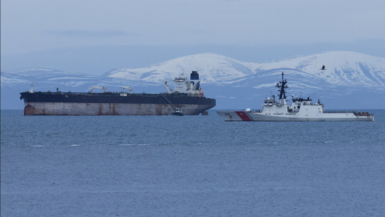 ওমান উপকূলের কাছে তেল ট্যাংকারে হামলা