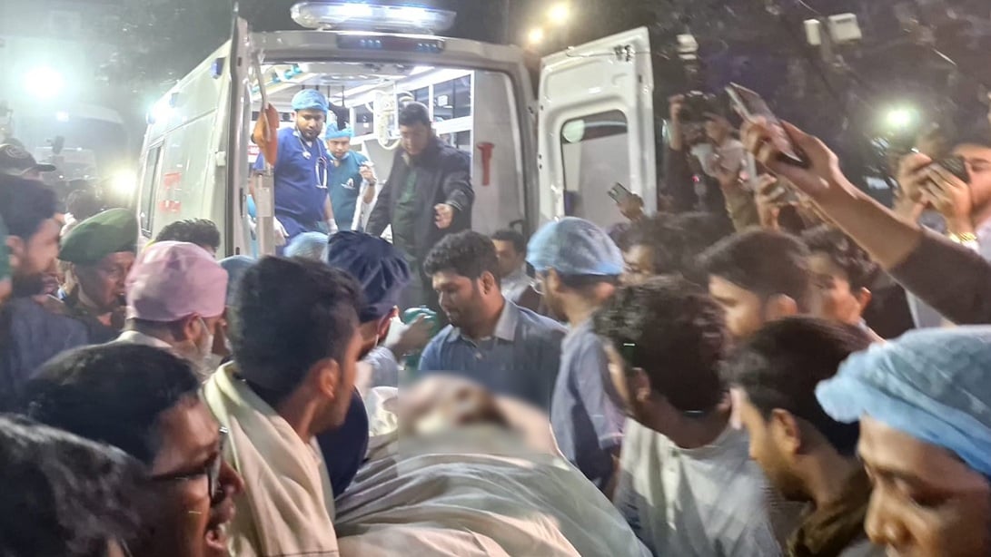 হাদিকে নেওয়া হচ্ছে এভারকেয়ার হাসপাতালে