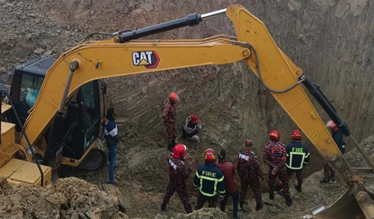 গর্তে পড়ে যাওয়া শিশুটিকে উদ্ধারে খননকাজ ‘আপাতত বন্ধ’