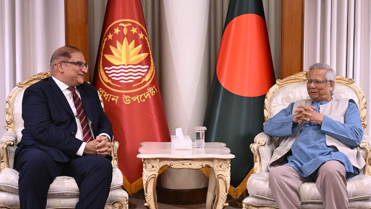 প্রধান উপদেষ্টার সঙ্গে পাকিস্তান হাইকমিশনারের সাক্ষাৎ