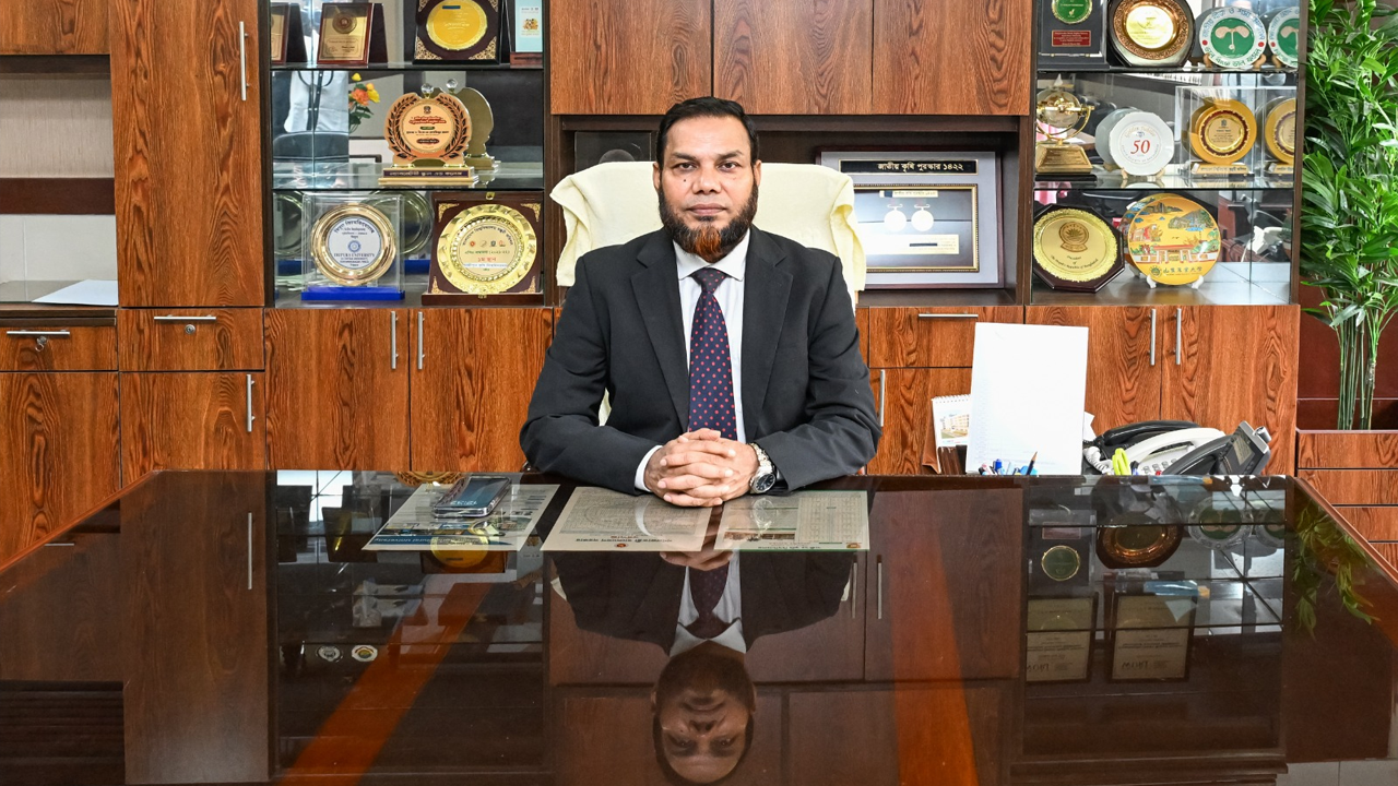 মানুষের স্বাস্থ্য রক্ষায় মাটি ও বৃক্ষরাজির যত্নও জরুরি: গাকৃবি ভিসি