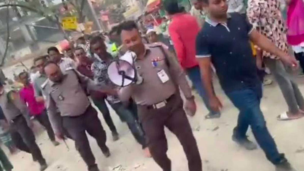চাঁদাবাজ ধরে সড়কে ঘুরিয়ে মাইকিং করল পুলিশ