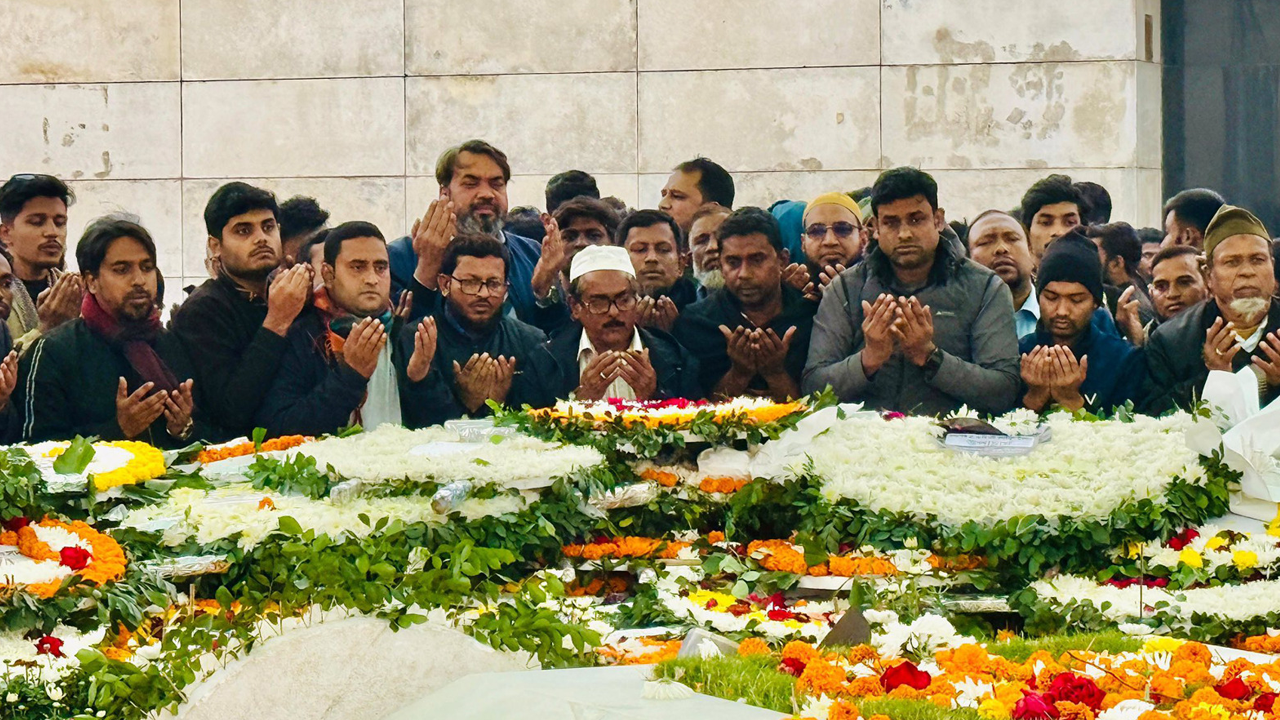 জিয়াউর রহমান ও খালেদা জিয়ার কবরে বিএনপি নেতা ফিরোজের শ্রদ্ধা